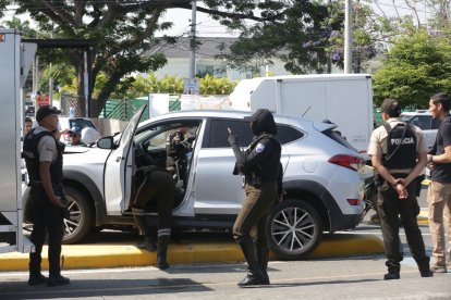 El vehículo colisionó contra un poste. Allí los policías registraron su interior.