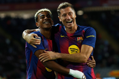 Lamine Yamal (i) celebra el gol de FC Barcelona junto a Robert Lewandowski.