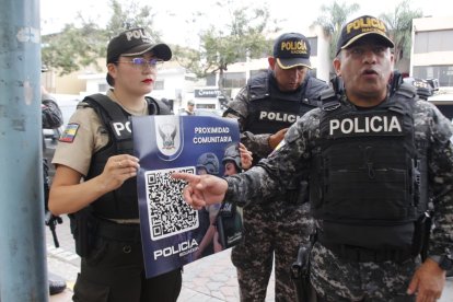 Este sábado se instalaron códigos QR como parte de la primera fase, que consiste en visitas policiales a los negocios.