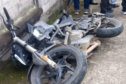 Los equipos de emergencia levantaron los cuerpos y trasladaron la motocicleta involucrada mientras las autoridades investigan las causas del accidente en la Troncal Amazónica.