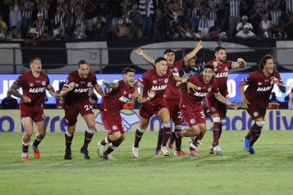 Jugadores de Lanús festejaron la concesión de la Copa Sudamericana 2025.