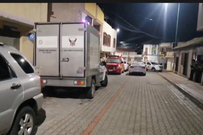 Agentes de Criminalística realizaron el levantamiento del cuerpo en una vivienda junto a las rieles del tren, en el centro de Cevallos.