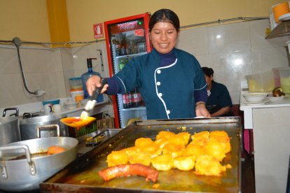 Comerciantes y cocineras ultiman detalles antes de iniciar el Mundial del Llapingacho.