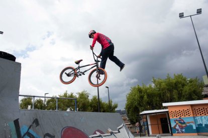 En la pista de BMX freestyle en Turubamba se preparan unos treinta jóvenes.