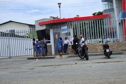 Familiares esperan entre lágrimas la entrega del cuerpo en el Centro Forense de Esmeraldas, tras el doble crimen ocurrido en Valle Hermoso.