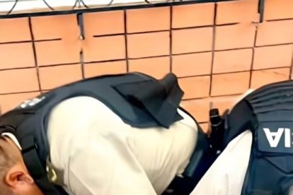 Agentes de la Policía Nacional controlaron a los atacantes y los pusieron a órdenes judiciales.