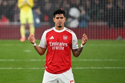 Piero Hincapié destacó en la zaga central en la victoria de Arsenal contra Tottenham.