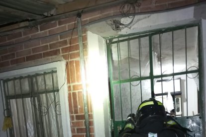 Los bomberos de la capital atendieron la emergencia en el sur de la ciudad.