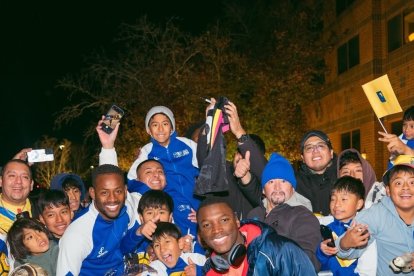 Moisés Caicedo y los hinchas del Chelsea.