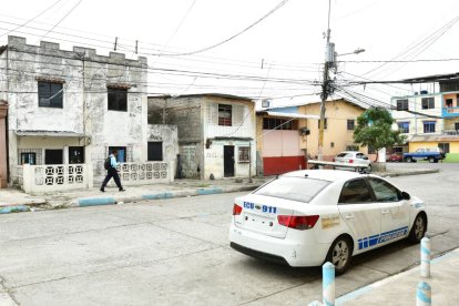 La Policía patrulla la zona donde ocurrió el crimen de la joven.