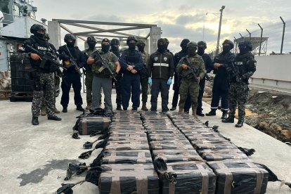 Agentes policiales custodian los bultos de cocaína incautados durante la operación “ISLARION”, ejecutada en un centro de acopio en Esmeraldas.