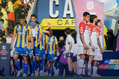 Los jugadores de Estudiantes de la Plata le dieron la espalda a sus colegas de Rosario en el pasillo 'homenaje' al campeón.