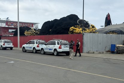 La Policía Nacional ingresó al muelle marginal de Manta para iniciar las investigaciones del caso