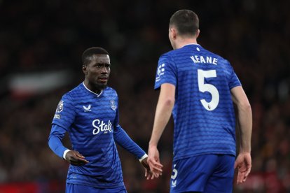 Gana Gueye agredió a su compañero de equipo, Michael Keane, y se fue expulsado a los 13 minutos del partido.