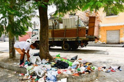 Así luce constantemente un parterre en Los Esteros, al sur de Guayaquil.