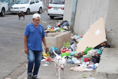 En la Martha de Roldós, en el norte de Guayaquil, las personas amontonan basura incluso minutos después de que pase el camión recolector.