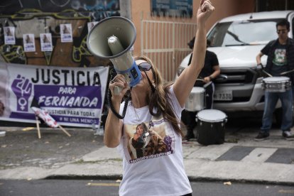La madre de María Fernanda López gritó afuera de la Unidad Judicial de la Violencia Contra la Mujer para pedir justicia.