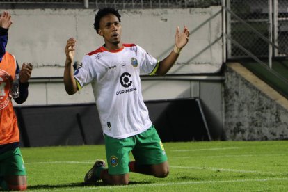 El futbolista May Laury Quiñónez fue inscrito con una cédula con género femenino.