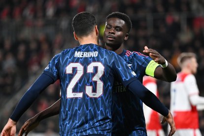 Saka (d) y Merino encabezarán la ofensiva del Arsenal ante Bayern Múnich.