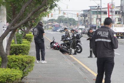 La Policía acordonó la escena y agentes de Criminalística levantaron indicios balísticos.