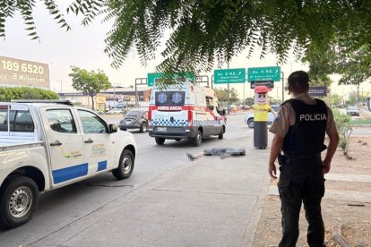 Una ambulancia llegó al sitio, pero al encontrar al ciudadano sin signos vitales, lo dejó en el mismo sitio.