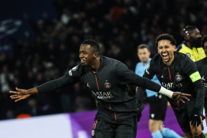 Willian Pacho celebra el gol que le marcó al Tottenham, en la victoria 5-3 del PSG en Champions League.