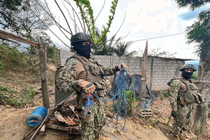 Agentes policiales y militares realizaron un operativo en el barrio 15 de Marzo.
