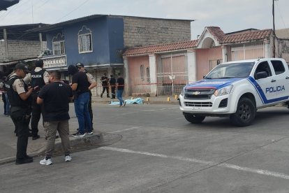 El cadáver quedó en medio de la vía. La Policía llegó al lugar de los hechos para levantar indicios.