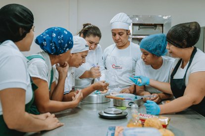 Los nuevos programas municipales buscan aliviar la economía de las familias y ampliar el acceso a formación gratuita en Guayaquil.