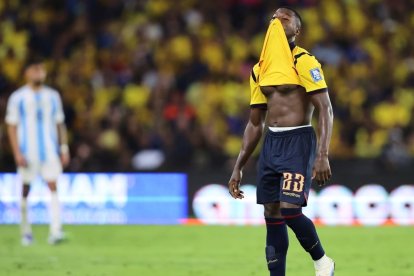 Moisés Caicedo fue expulsado en el partido de eliminatorias entre Ecuador y Argentina.