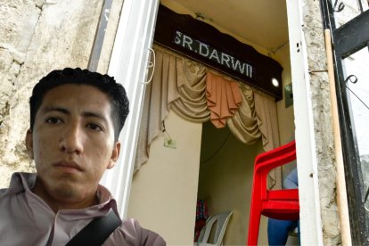 Los restos de Darwin Baque son velados en su vivienda, en el sur de Guayaquil.