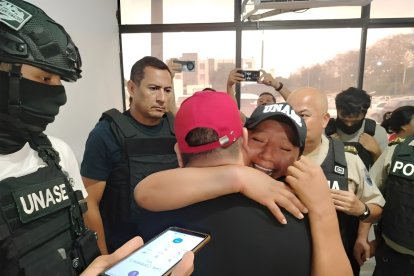 La comerciante secuestrada abraza entre lágrimas a un familiar, tras ser rescatada en Majua por la Policía Nacional.