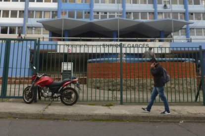 Una de las víctimas fue trasladada al hospital Enrique Garcés, en el sur de Quito.