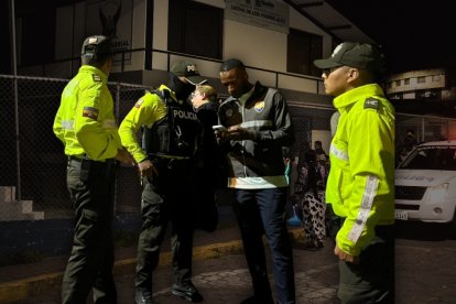 Los policías del sector dialogaron con los moradores un día después del crimen.