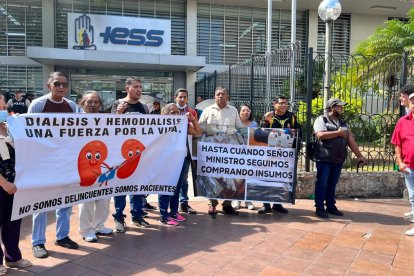 Jubilados y pacientes del IESS reclaman medicinas y atención.
