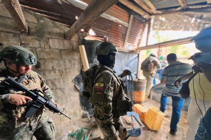 Policías y militares realizaron la búsqueda de la mujer en varios sectores.





ag - periodista

ag - granasa