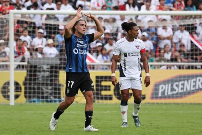 Rayados y albos se enfrentan en el estadio Rodrigo Paz Delgado.