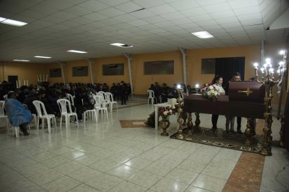 Los restos del estudiante asesinado fueron velados en la casa barrial de La Lucha de Los Pobres Alta.