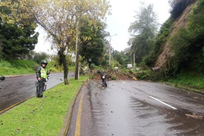 Quito: deslizamiento de tierra hoy en av. Sena entre Velasco Ibarra Maldonado.