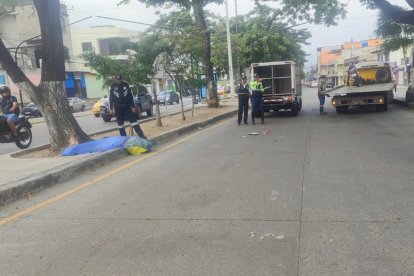 El cuerpo del motociclista quedó tendido sobre la calzada.