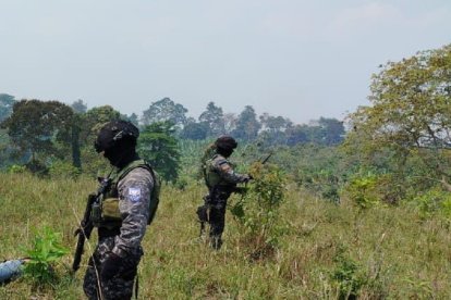 Un sospechoso quedó entre la maleza tras enfrentarse con los uniformados.