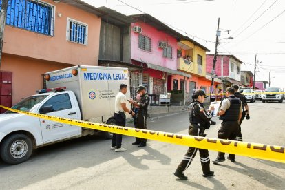 El cuerpo de Jorge Luis Véliz Rodríguez quedó tendido en la hamaca que había colgado para dormir. La Policía llegó al lugar.