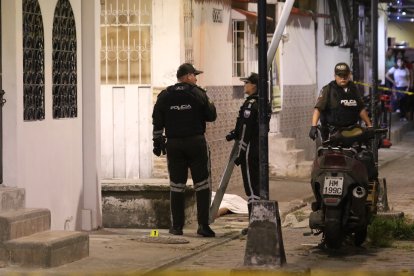 El cuerpo quedó sobre la vereda de una vivienda, junto a un banco de cemento.