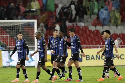 Los jugadores de Independiente del Valle salieron molestos tras caer 2-1 ante Liga de Quito