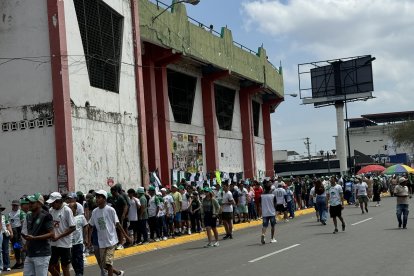 Las calles de Portoviejo y alrededores del Estadio Reales Tamarindos se han pintado de verde y blanco