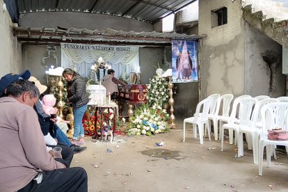 Los dos féretros permanecen juntos en la vivienda donde abuela y nieto compartían sus días.