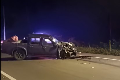 Vehículo implicado en el accidente registrado en la vía Quinindé – Las Golondrinas, a la altura del recinto La Tercera.