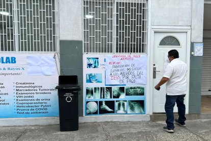 Carteles anuncian la suspensión de atención a pacientes derivados del IESS.