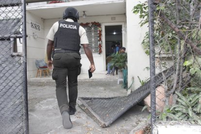 La víctima se estrelló contra la puerta de su casa para evitar el robo.