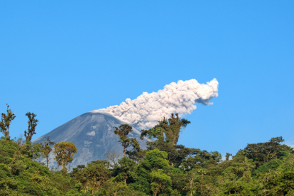 Volcán Reventador registró actividad hoy, martes 2 de diciembre de 2025.